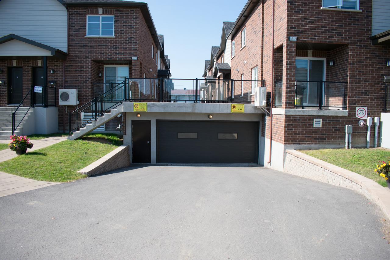 Luxury Two Story Villa Unit D Laval Exteriér fotografie